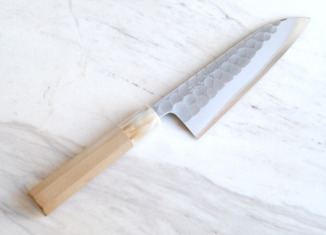 Yoshikane Tsuchime Santoku, 16.5cm, handgeschmiedet und -signiert