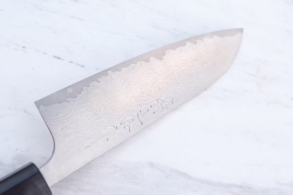 AZAI R2 Stahl Wa Santoku 17 cm, handgeschmiedet und -signiert, rostfrei