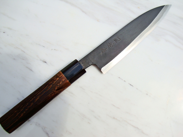 HEIJI Schmiede Atsuraeko Petty, 13,5 cm Klinge (schwarz) mit Honbazuke, handgeschmiedet und - signiert, nicht rostfrei